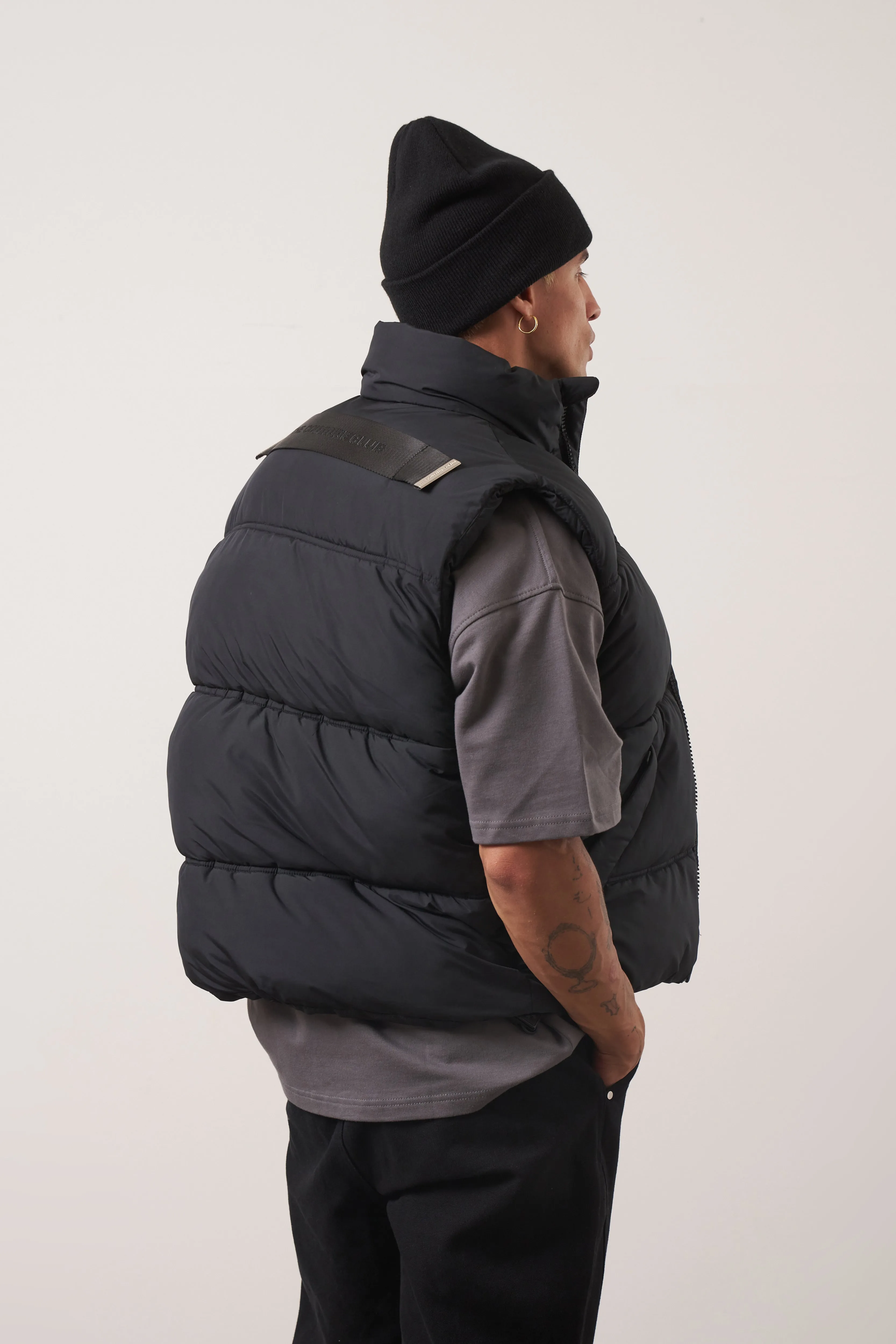 ESSENTIALS MATTE GILET - BLACK